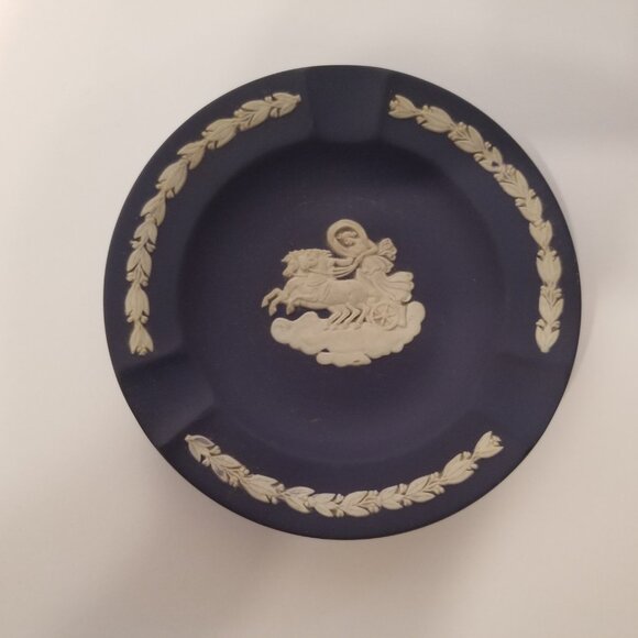 Pair of Vintage Wedgewood 4 3/8" Ashtrays - Picture 4 of 4